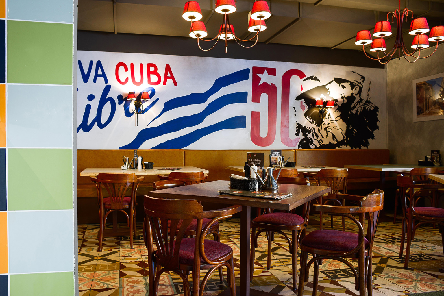 Кафе куба отзывы. Кафе в кубинском стиле. Интерьер кафе в кубинском стиле. Кафе Куба. Бар в кубинском стиле.